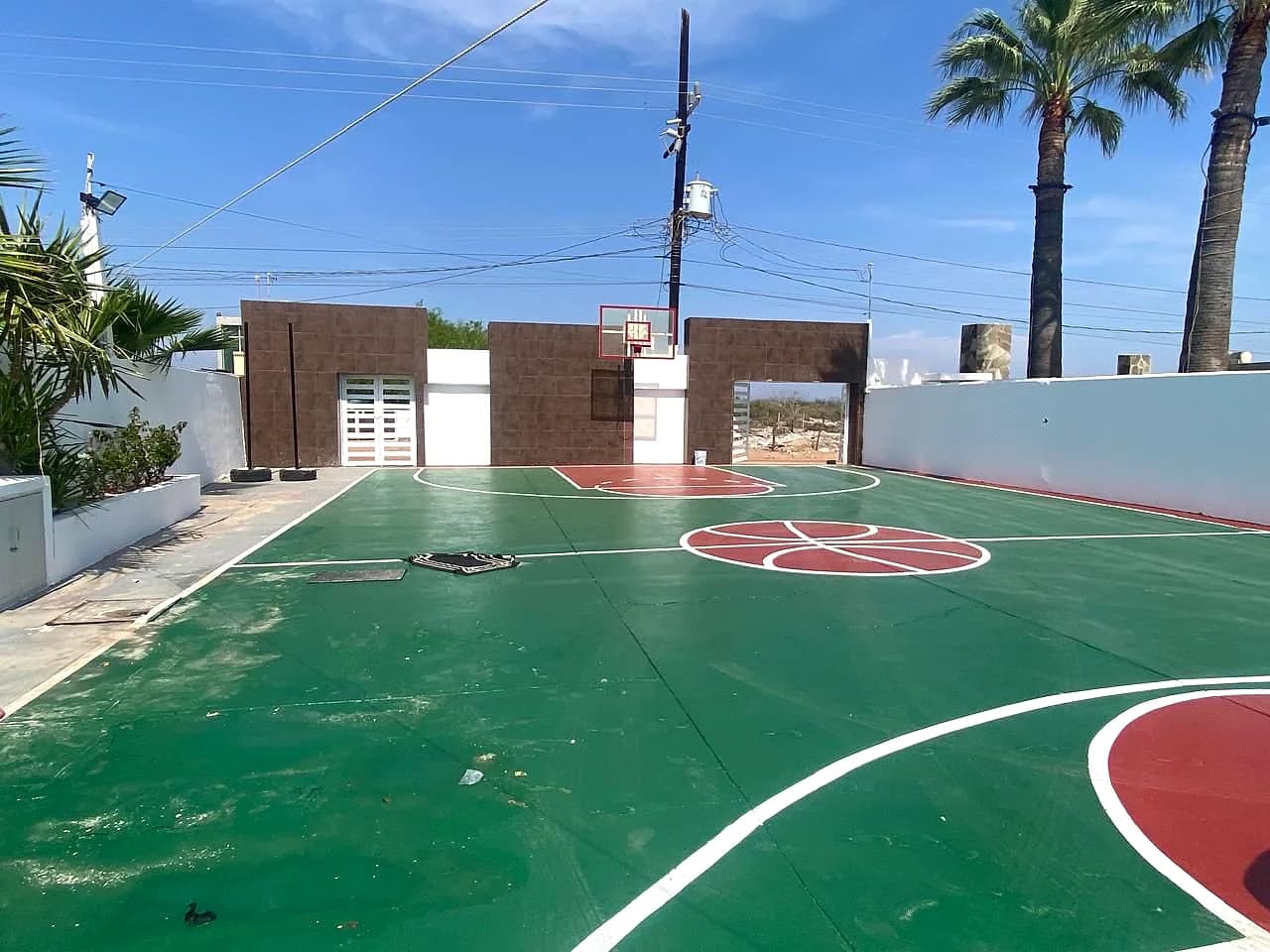 Cancha de básquetbol en el patio exterior