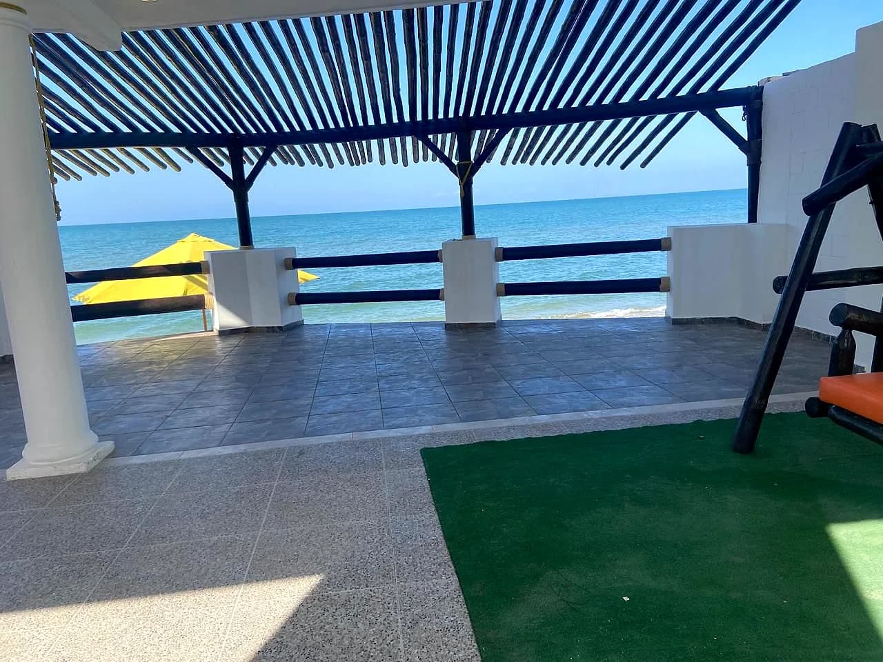 Terraza techada con vista directa al mar
